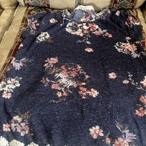 Women’ Rewind Flowy top with lace detail.